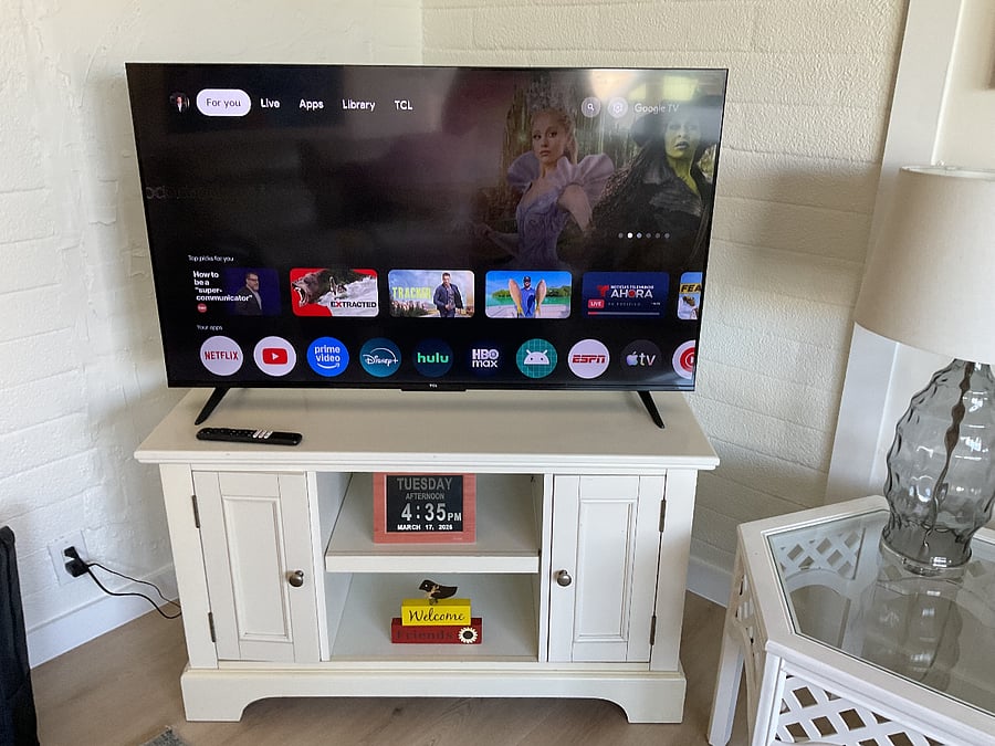 Flat screen tv with streaming channels