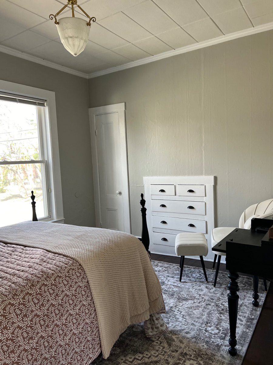 Full bedroom
