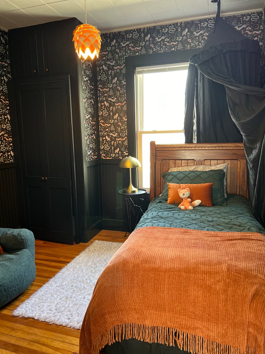 Twin bedroom
