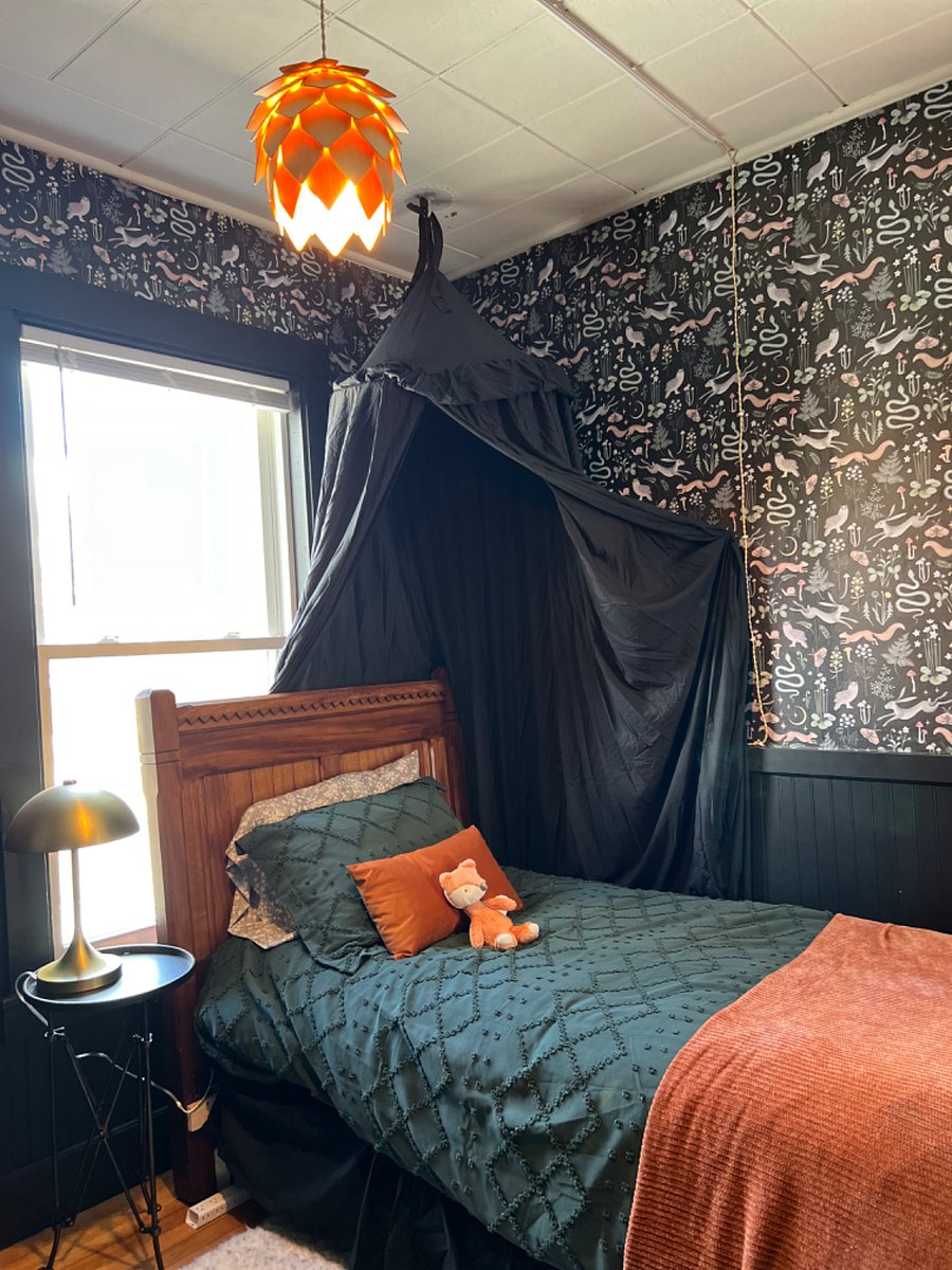 Twin bedroom