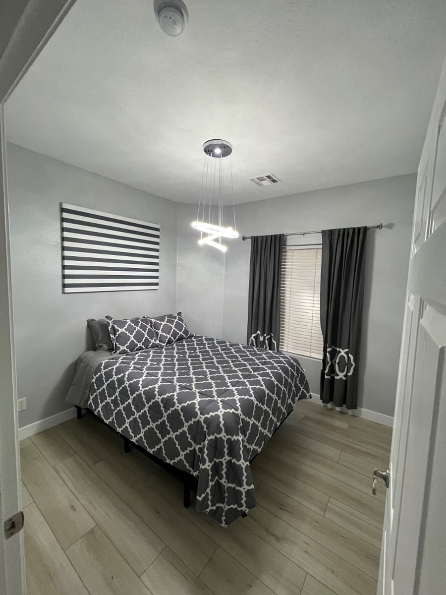Bedroom 2: Queen bed