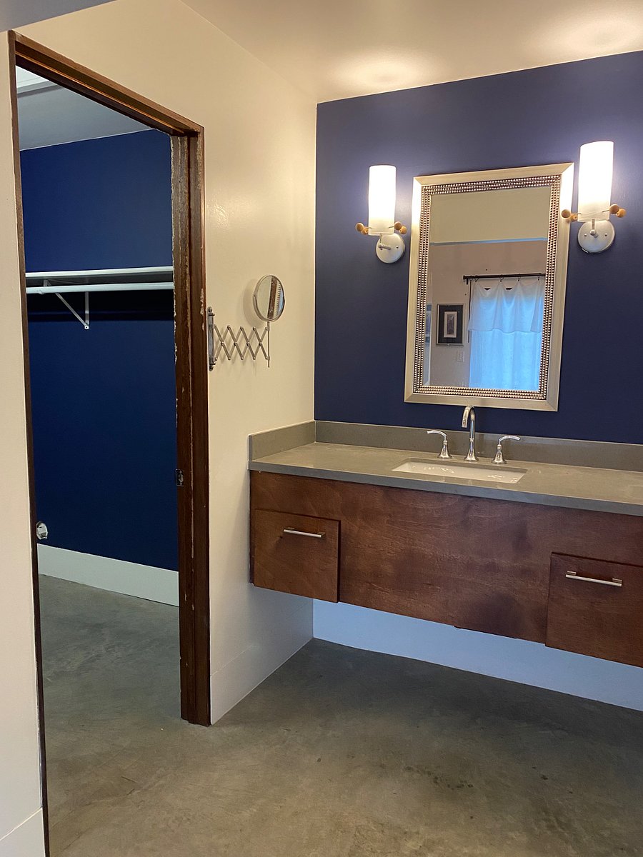 Entry to walk in closet