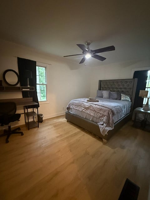 Second bedroom-queen size bed