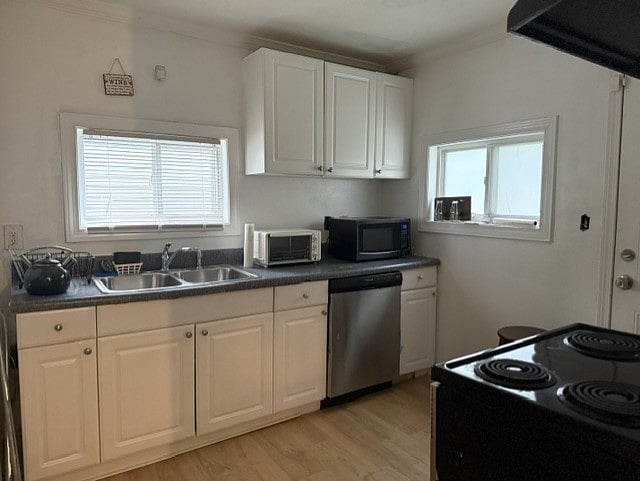 Fully furnished kitchen with dishwasher, microwave W