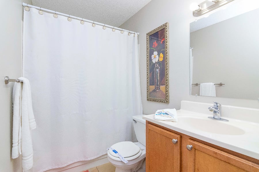 Full Bathroom w/ Shower/Tub Combo and Linen Closet