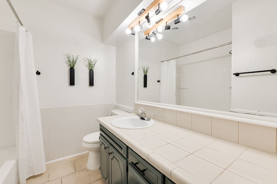 Shared hallway bathroom for room 1 and 2