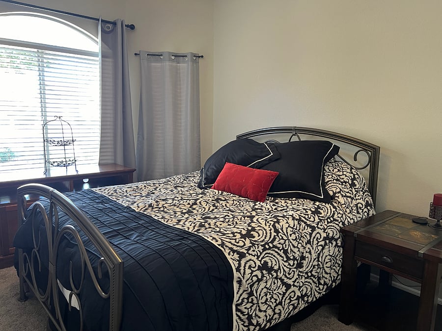 Second bedroom.
