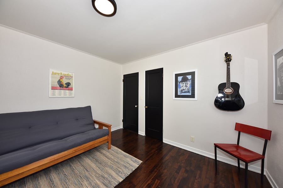 Office converts into a bedrrom with queen size futon