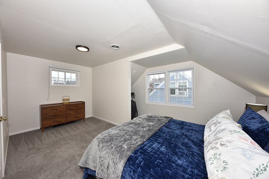 Q size bed has been replaced w/a K size bed. Pics have yet to reflect change.