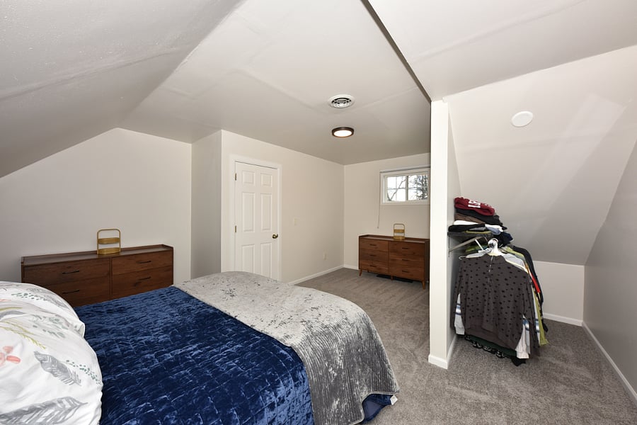 Q size bed has been replaced w/a K size bed. Pics have yet to reflect change.