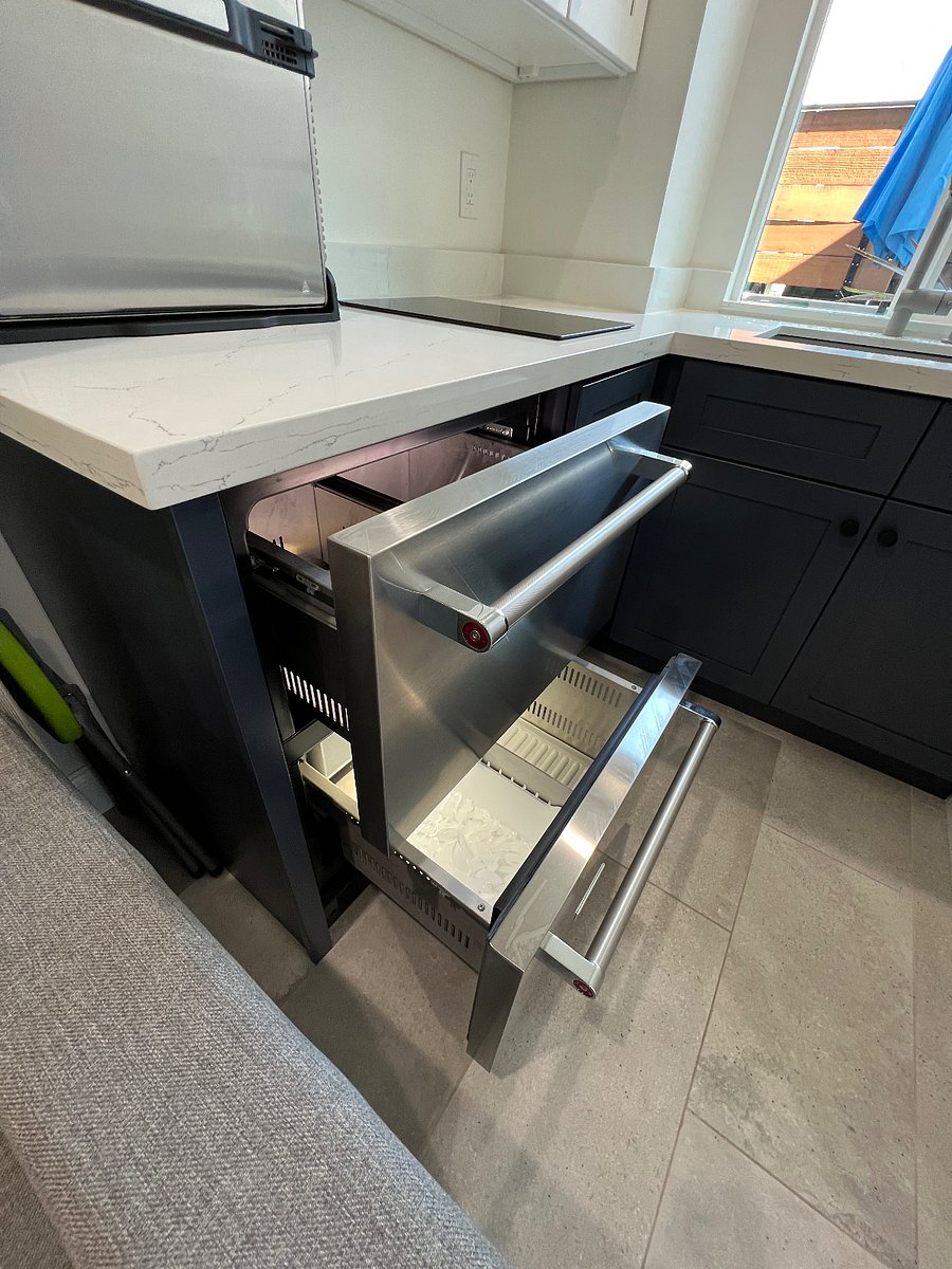 Frigidaire Fridge / Freezer w/ Icemaker