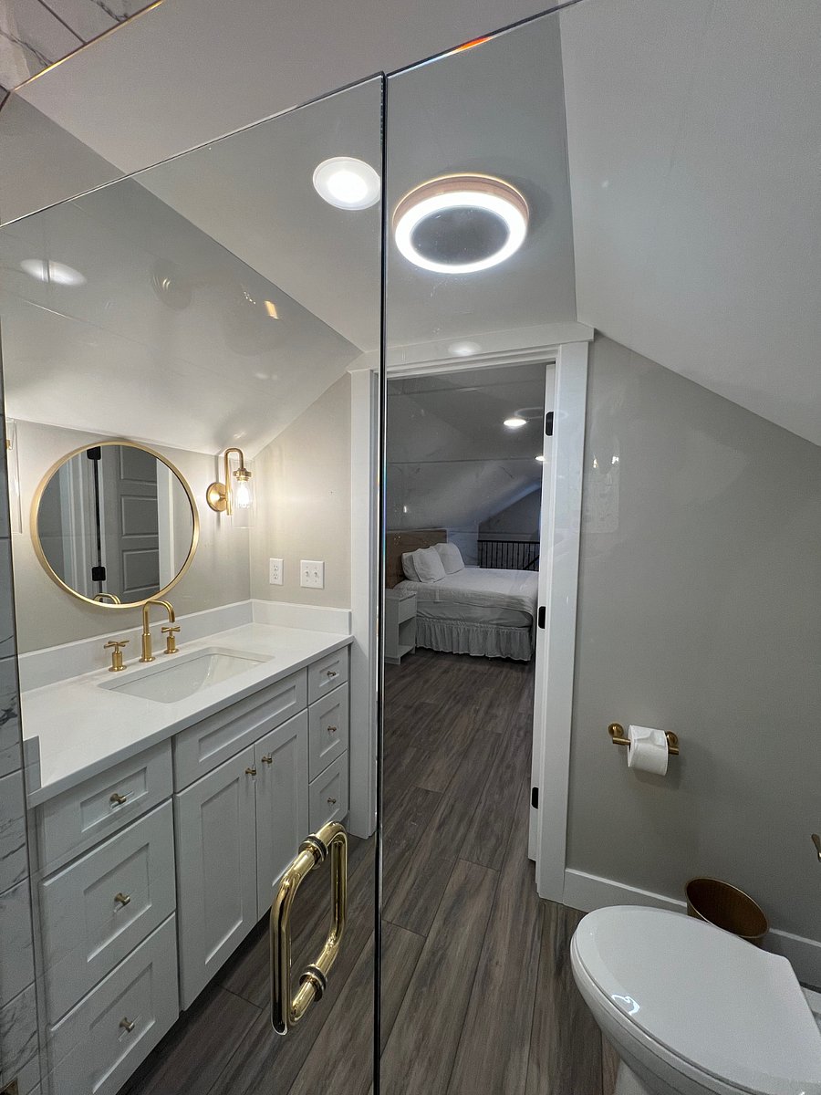Upstairs Bathroom View 2