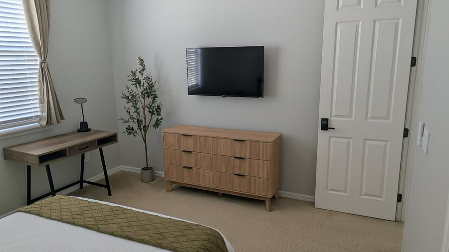 Bedroom #3 - Smart TV 