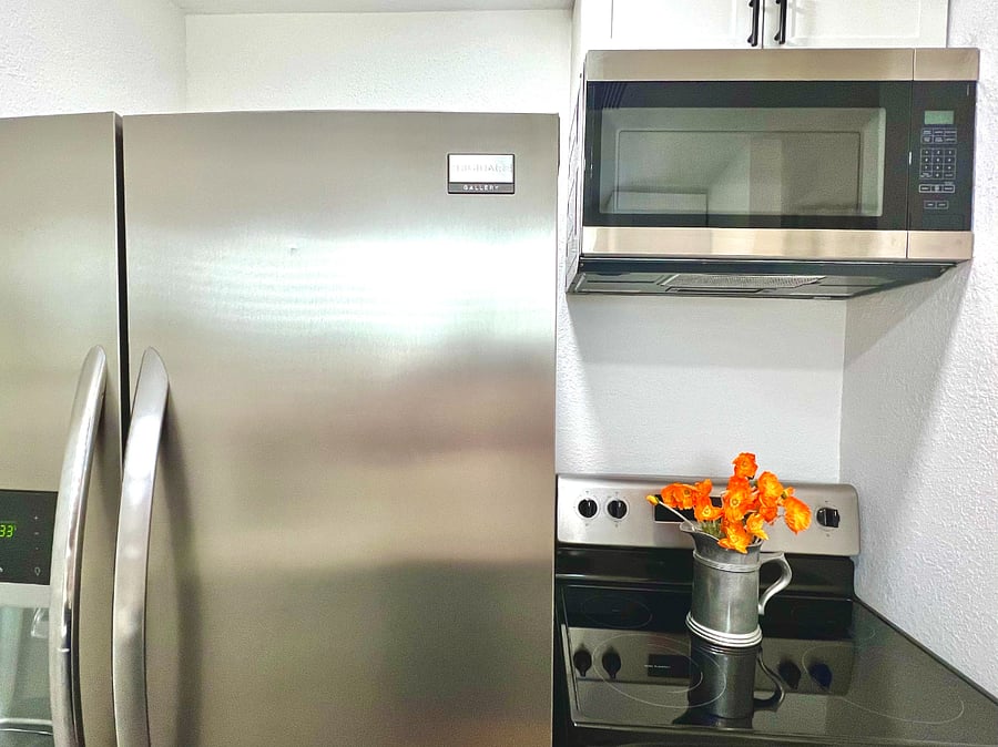 Full size kitchen appliances.