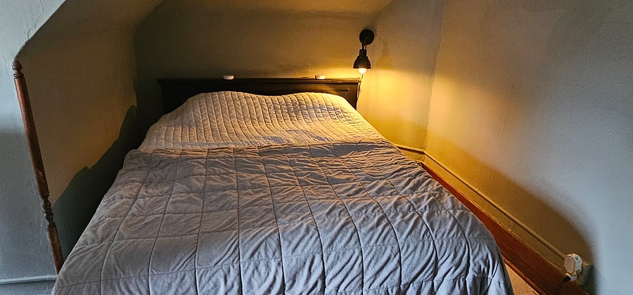Queen bed is in the right area of the picture before.