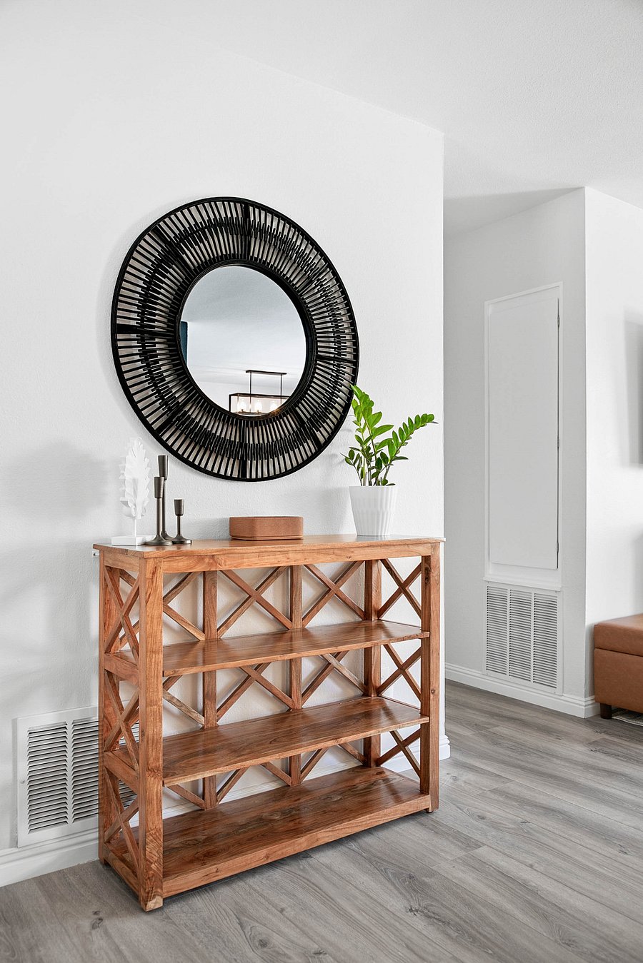 Entrance mirror and stand, designed to provide you with additional places to display your personal belongings.