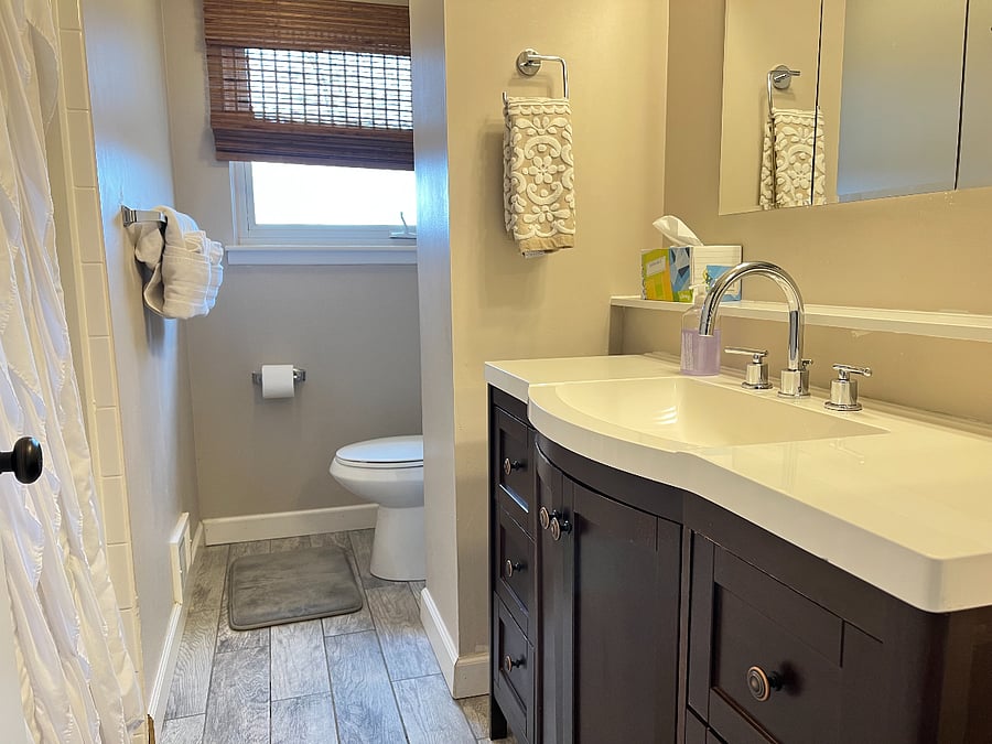 Main bathroom with shower/bath combo