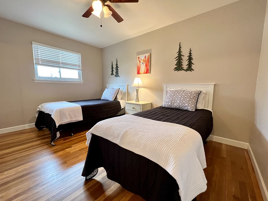 Second upstairs bedroom with twin beds