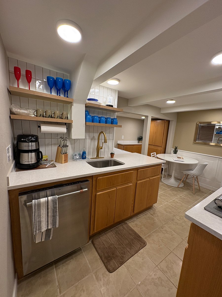 Kitchen & Dining
