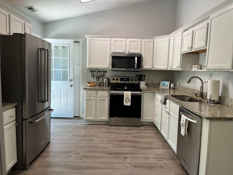 Full kitchen fully stocked with everything you need for a home cooked meal!