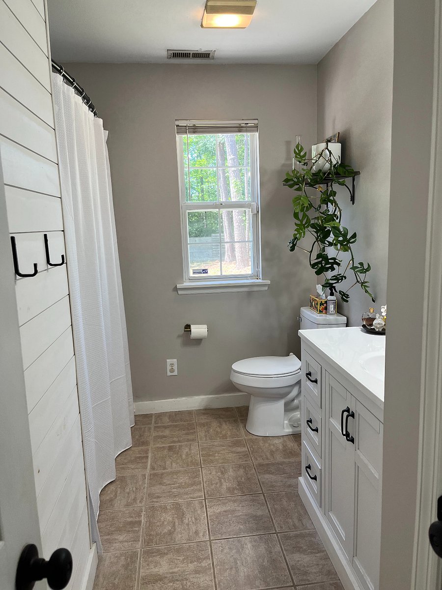 Full Bathroom 1