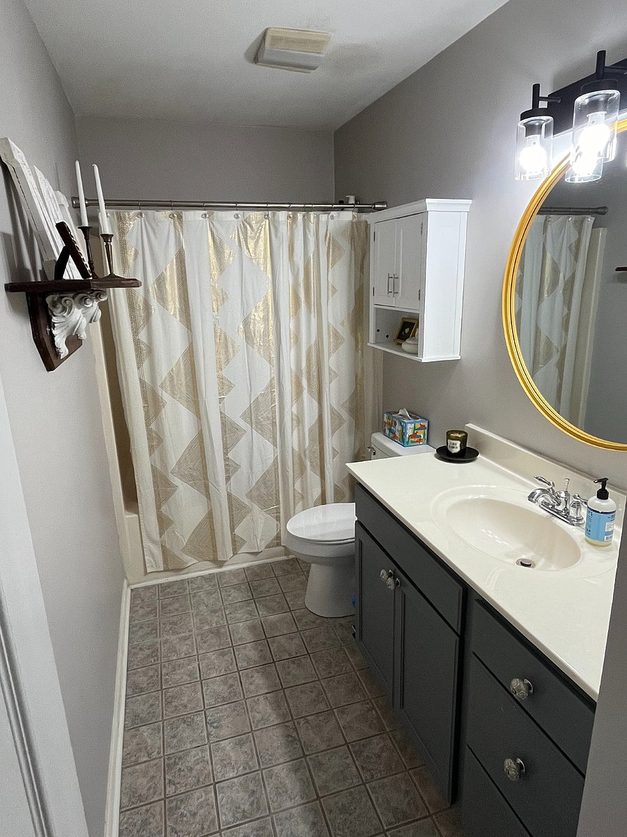 Full Bathroom 2