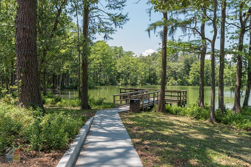 3 minutes from walking/biking paths in Greenfield Lake!