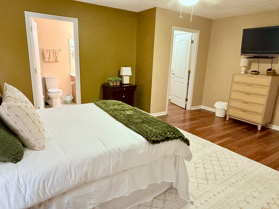 Master bedroom, queen bed