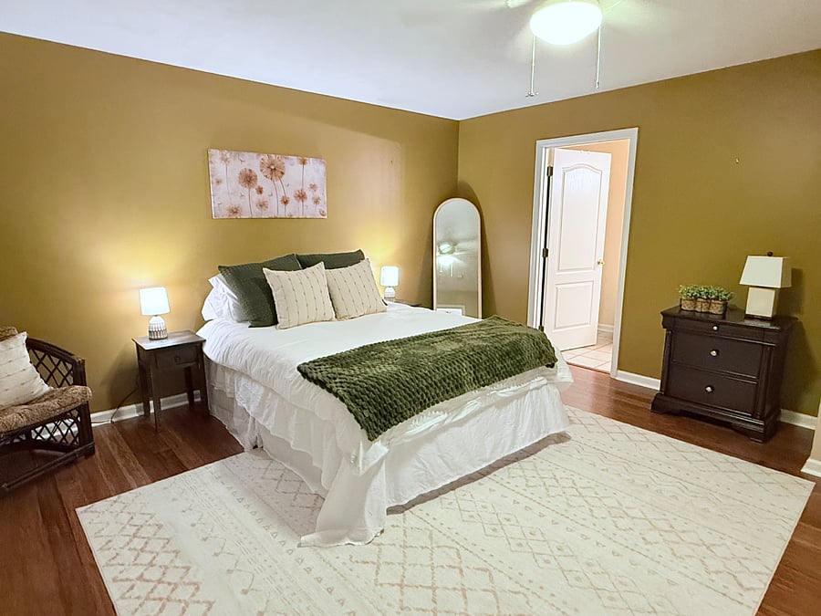 Master bedroom, queen bed