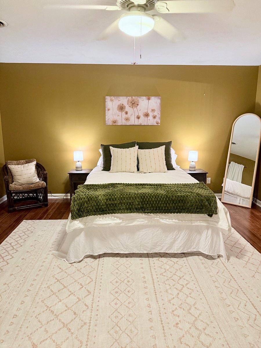 Master bedroom, queen bed