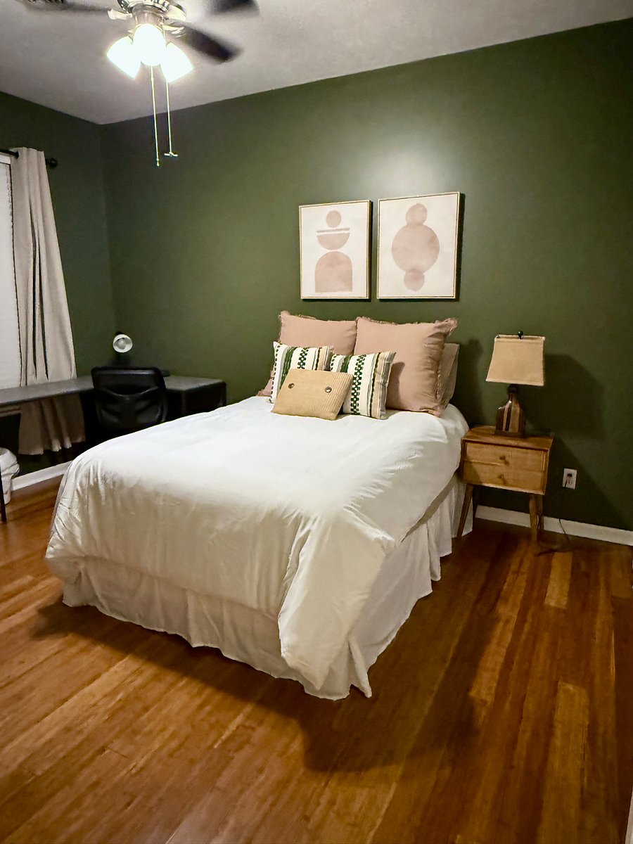 Guest/second bedroom, full bed