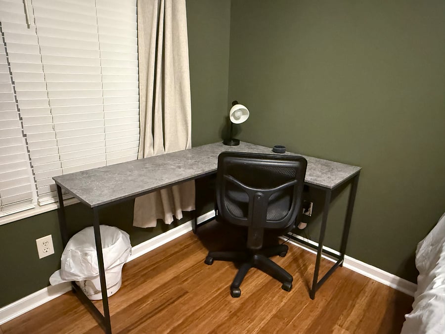 Guest/second bedroom, desk