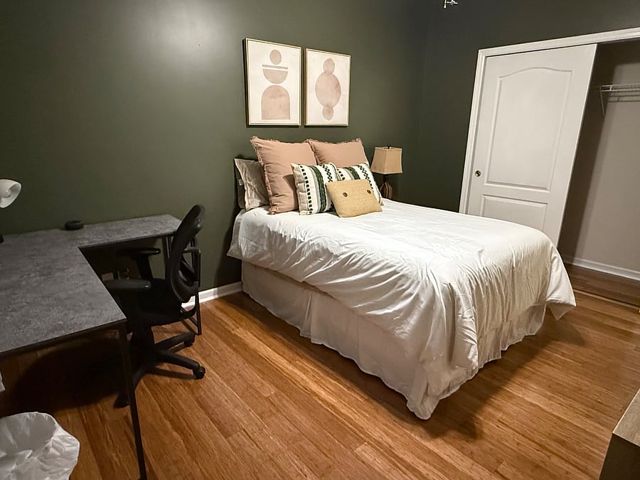 Guest/second bedroom, full bed