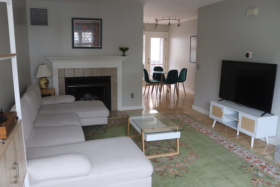 Living room to dining area