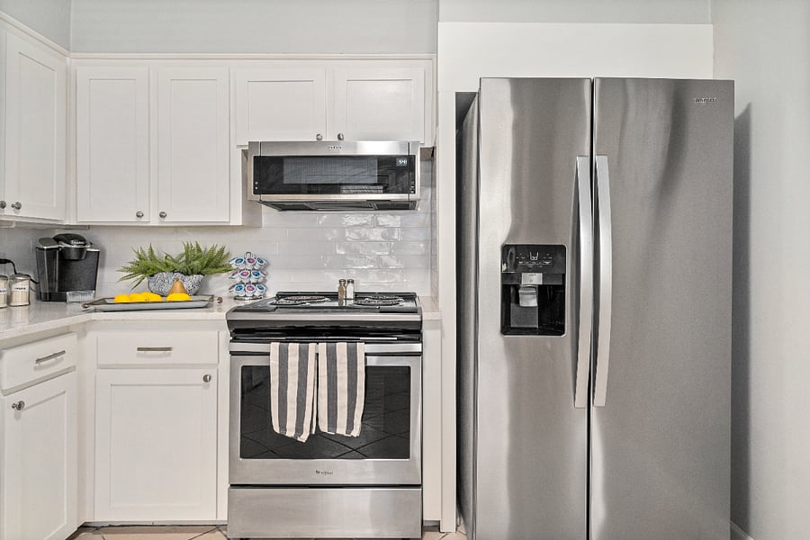 Fullu equiped kitchen with full size appliances. Refrigerator has water/ice. Built in microwave, dishwasher, garbage disposer, granite countertops. Kerig coffee maker.