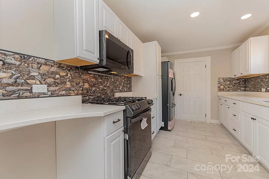 Beautiful Kitchen with full suite of appliances and counter siting area.