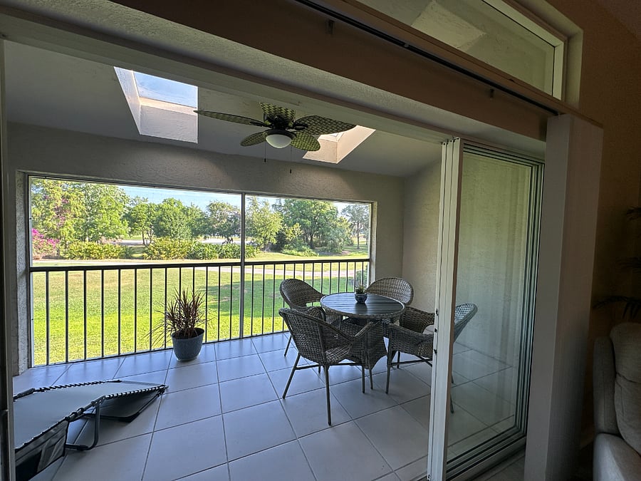 A great size Lanai to listen to the birds sipping coffee and having a nice glass of wine (or whatever you prefer)