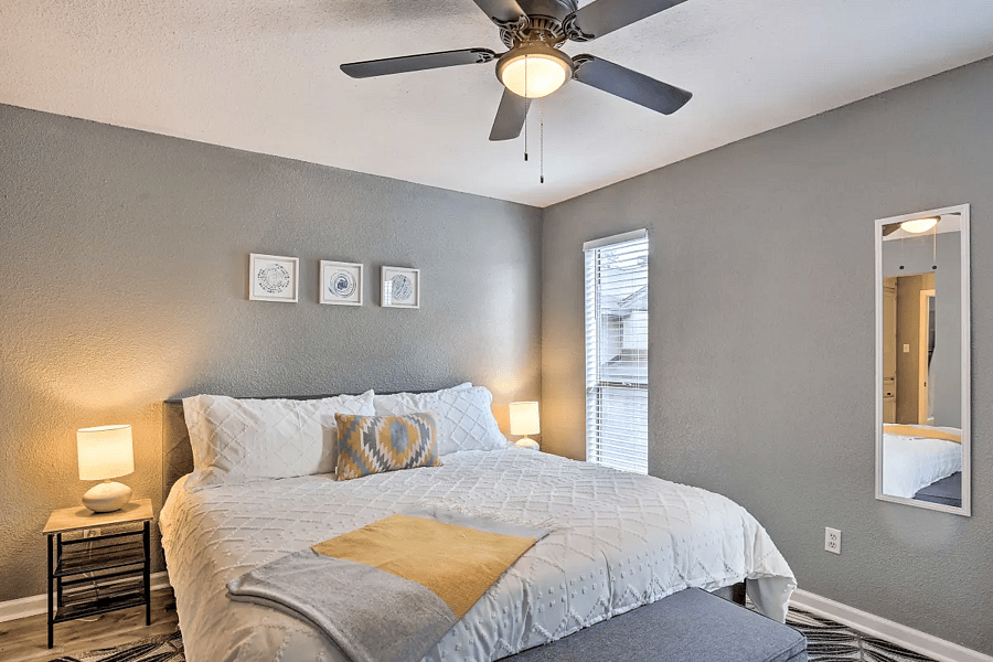 Rest up in a comfortable king sized bed with 100% cotton, 680 thread count Pima Cotton sheets from California. There is also a 6 drawer dresser, full length mirror, a dedicated working space and wood-panel blinds for a good night's sleep.
