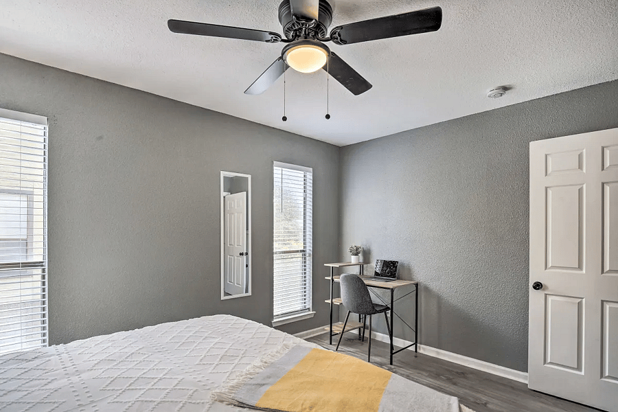 Rest up in a comfortable king sized bed with 100% cotton, 680 thread count Pima Cotton sheets from California. There is also a 6 drawer dresser, full length mirror, a dedicated working space and wood-panel blinds for a good night's sleep.