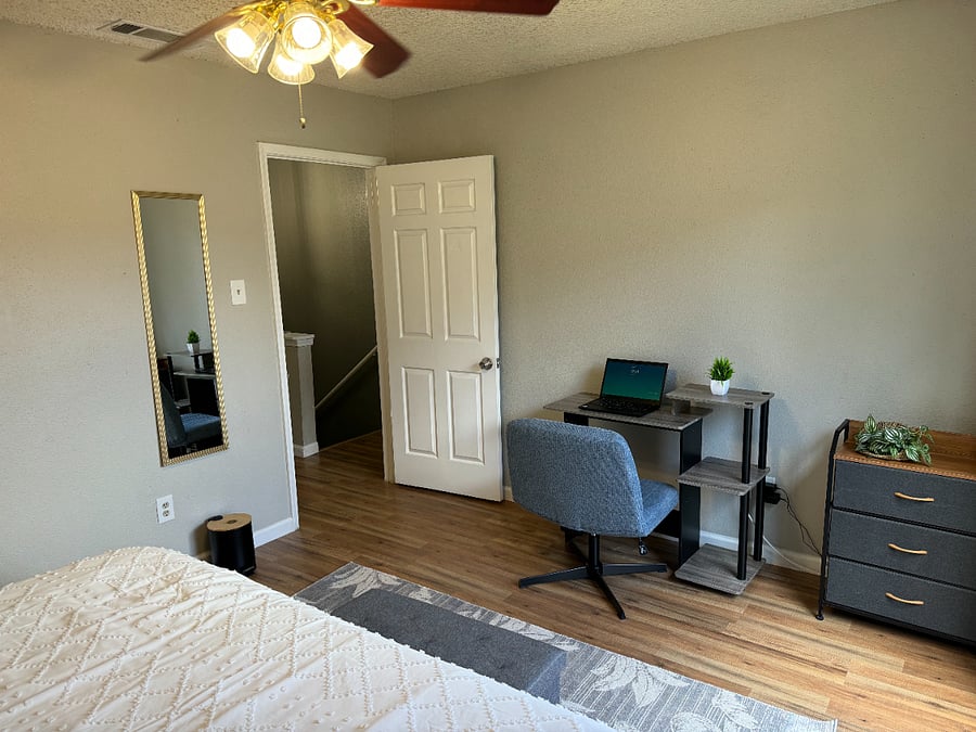 Rest up in a comfortable king sized bed with 100% cotton, 680 thread count Pima Cotton sheets from California. There is also a 6 drawer dresser, full length mirror, a dedicated working space and wood-panel blinds for a good night's sleep.