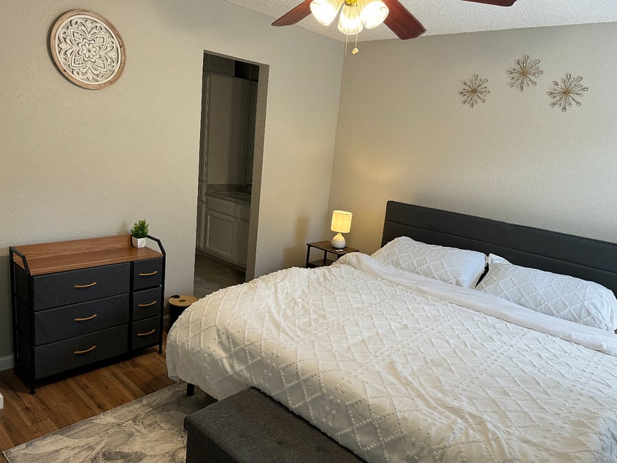 Rest up in a comfortable king sized bed with 100% cotton, 680 thread count Pima Cotton sheets from California. There is also a 6 drawer dresser, full length mirror, a dedicated working space and wood-panel blinds for a good night's sleep.