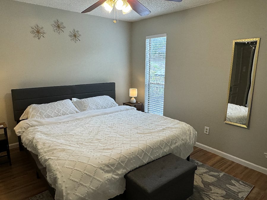 Rest up in a comfortable king sized bed with 100% cotton, 680 thread count Pima Cotton sheets from California. There is also a 6 drawer dresser, full length mirror, a dedicated working space and wood-panel blinds for a good night's sleep.