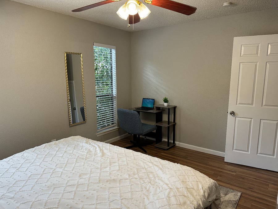 Rest up in a comfortable king sized bed with 100% cotton, 680 thread count Pima Cotton sheets from California. There is also a 6 drawer dresser, full length mirror, a dedicated working space and wood-panel blinds for a good night's sleep.