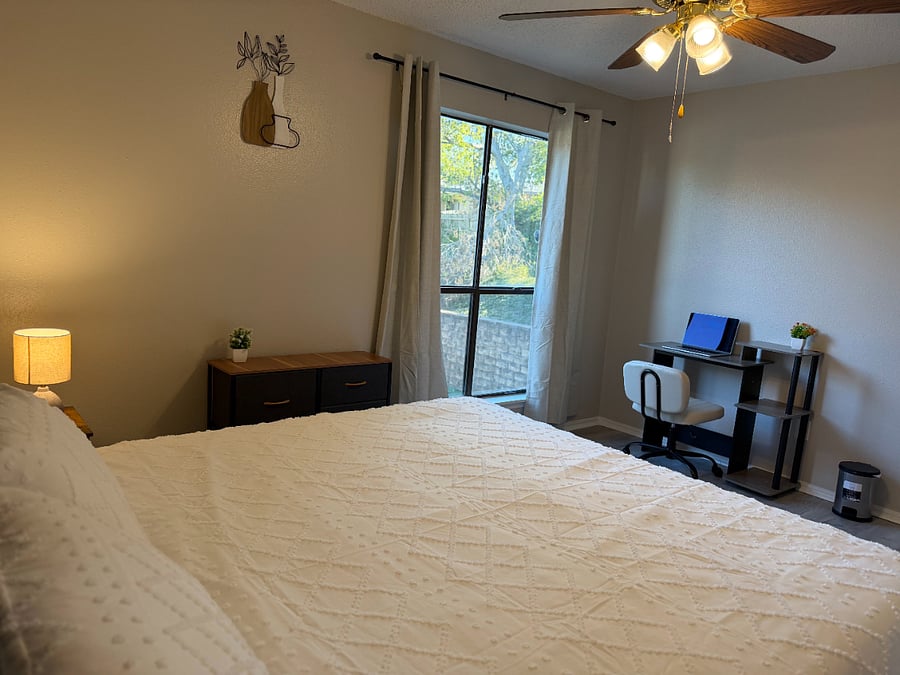 Rest up in a comfortable king sized bed with 100% cotton, 680 thread count Pima Cotton sheets from California. There is also a 5 drawer dresser, full length mirror, a dedicated working space and wood-panel blinds for a good night's sleep.
