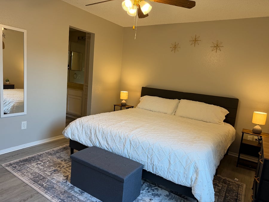 Rest up in a comfortable king sized bed with 100% cotton, 680 thread count Pima Cotton sheets from California. There is also a 5 drawer dresser, full length mirror, a dedicated working space and wood-panel blinds for a good night's sleep.