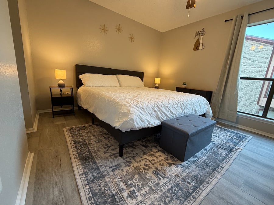 Rest up in a comfortable king sized bed with 100% cotton, 680 thread count Pima Cotton sheets from California. There is also a 5 drawer dresser, full length mirror, a dedicated working space and wood-panel blinds for a good night's sleep.