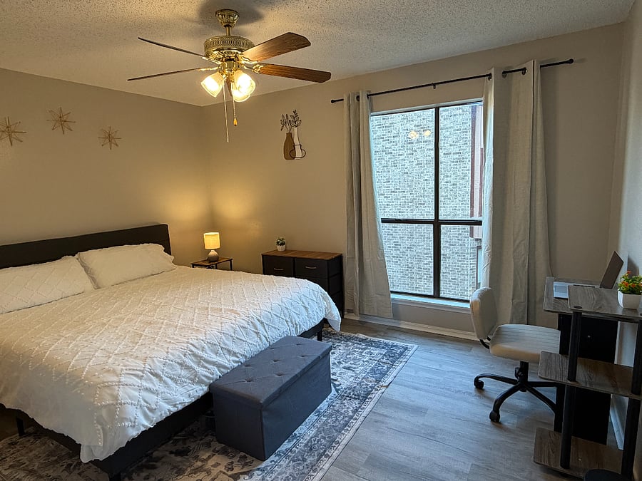 Rest up in a comfortable king sized bed with 100% cotton, 680 thread count Pima Cotton sheets from California. There is also a 5 drawer dresser, full length mirror, a dedicated working space and wood-panel blinds for a good night's sleep.