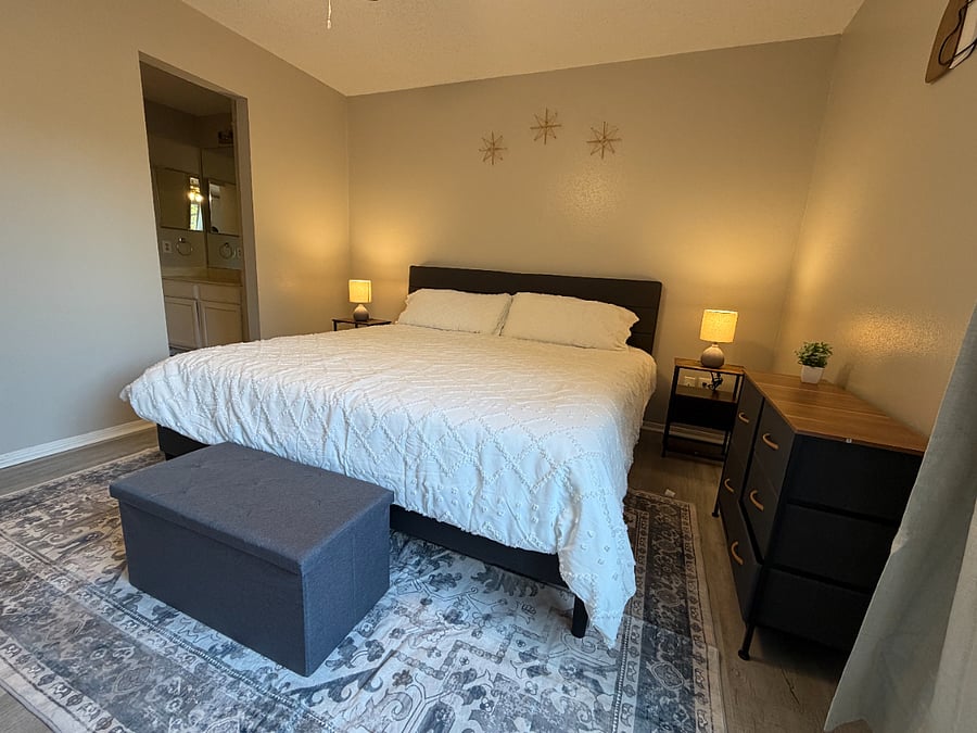 Rest up in a comfortable king sized bed with 100% cotton, 680 thread count Pima Cotton sheets from California. There is also a 5 drawer dresser, full length mirror, a dedicated working space and wood-panel blinds for a good night's sleep.