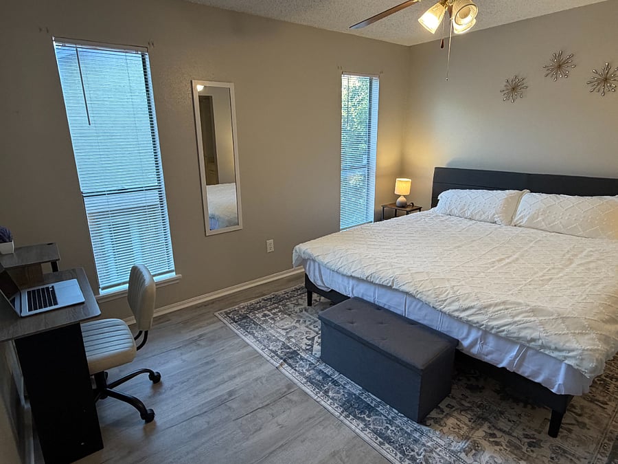 Rest up in a comfortable king sized bed with 100% cotton, 680 thread count Pima Cotton sheets from California. There is also a 5 drawer dresser, full length mirror, a dedicated working space and wood-panel blinds for a good night's sleep.