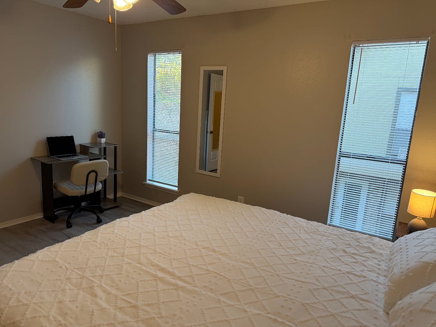 Rest up in a comfortable king sized bed with 100% cotton, 680 thread count Pima Cotton sheets from California. There is also a 5 drawer dresser, full length mirror, a dedicated working space and wood-panel blinds for a good night's sleep.
